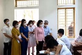 Phó Chủ tịch UBND TP Hà Nội kiểm tra ngôi trường THPT vừa xuất hiện ổ dịch Covid-19