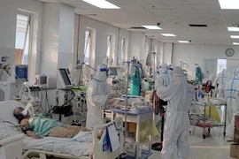 Bộ Y tế đề nghị huy động người nhà vào viện chăm sóc bệnh nhân Covid-19 nếu cần