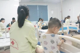 Hà Nội: Số trẻ viêm đường hô hấp nhập viện tăng vọt, lo ngại sau dịch cúm là dịch adeno 