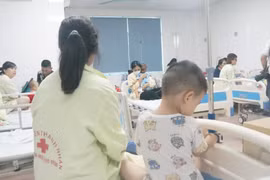 Hà Nội: Số trẻ viêm đường hô hấp nhập viện tăng vọt, lo ngại sau dịch cúm là dịch adeno 