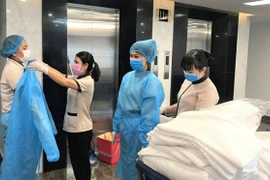 Hai chuyên gia nước ngoài cùng con trai 3 tuổi mắc Covid-19 sau khi đến Hà Nội