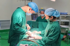 Người đàn ông 47 tuổi bị gãy dương vật do gập mạnh đột ngột