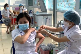 Bệnh viện thứ hai của Hà Nội tiêm vaccine Covid-19 cho nhân viên y tế