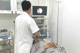 Tự ý dùng thuốc xịt mũi suốt 5 năm, nam thanh niên bị biến chứng rậm lông, tròn mặt