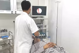 Tự ý dùng thuốc xịt mũi suốt 5 năm, nam thanh niên bị biến chứng rậm lông, tròn mặt