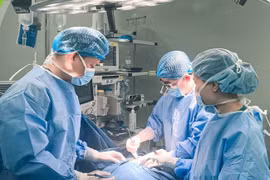 Hà Nội: Ngã vào tủ kính ở lớp, trẻ 11 tuổi bị đứt gân cổ tay và toàn bộ động mạch trụ