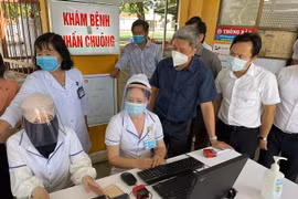 Hai mẹ con chuyên gia người Anh cùng 4 người nhập cảnh Việt Nam mắc Covid-19