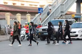 Hà Nội xem xét nới lỏng các điều kiện kinh doanh và thời điểm cho học sinh đi học trở lại