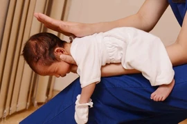 Bé gái 2 tháng tuổi tử vong nghi do ngạt sữa