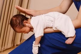 Bé gái 2 tháng tuổi tử vong nghi do ngạt sữa