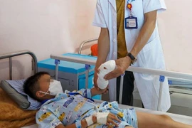 Phụ anh nấu cơm, bé trai 7 tuổi suýt đứt rời một ngón tay