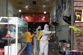 Quảng Ninh phạt 15 triệu đồng một quán phở để đông khách ăn, khen thưởng 4 gia đình hoãn cưới