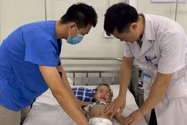 Cứu sống bé trai 16 tháng tuổi ở Hà Đông bị vỡ gan, nguy kịch do taxi đâm vào