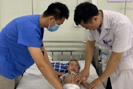 Cứu sống bé trai 16 tháng tuổi ở Hà Đông bị vỡ gan, nguy kịch do taxi đâm vào