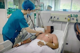 Ở người lớn, những đối tượng nào có nguy cơ cao mắc và biến chứng nặng do Sởi?