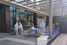 Hà Nội thêm 41 ca Covid-19: Hai nhân viên y tế ở khu cách ly, 3 ca ở Linh Đàm