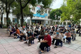 Tiêm vaccine Covid-19 ở Long Biên: Người dân đến tiêm đông, mong sớm miễn dịch cộng đồng