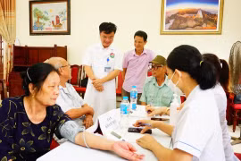 Khám sức khoẻ, cấp phát thuốc cho hơn 200 đối tượng chính sách, người có công tại Ba Vì