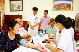 Khám sức khoẻ, cấp phát thuốc cho hơn 200 đối tượng chính sách, người có công tại Ba Vì