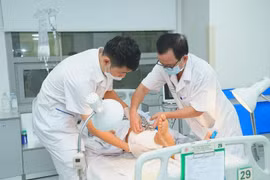 Lần đầu tiên tại Việt Nam: Một người bị cắt đứt rời cả 2 cẳng chân được nối thành công