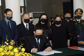 Đoàn đại biểu thành phố Hà Nội viếng nguyên Tổng Bí thư Lê Khả Phiêu