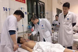 Rủ nhau tự chế pháo nổ, hai thiếu niên cùng nhập viện cấp cứu