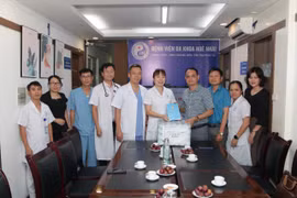 Công đoàn ngành Y tế Hà Nội tặng quà 9 trạm y tế, 1 bệnh viện bị ngập sau cơn bão số 3