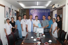 Công đoàn ngành Y tế Hà Nội tặng quà 9 trạm y tế, 1 bệnh viện bị ngập sau cơn bão số 3