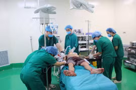 Cứu sống ngoạn mục người đàn ông bị chém đứt cơ cổ, vết thương thấu tim, thủng phổi…