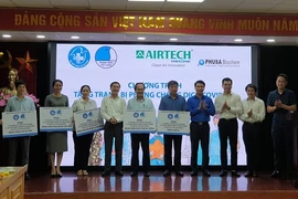 Năm bệnh viện ở Hà Nội được thụ hưởng buồng lấy mẫu Covid-19 trị giá 3,1 tỷ đồng