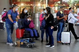 Khách nhập cảnh không phải test Covid-19 trước khi lên và xuống máy bay