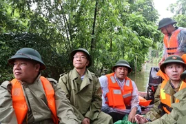 Phó Thủ tướng Lê Thành Long thị sát, thăm các hộ dân đang sống chung với ngập lụt ở Hà Nội