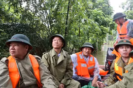 Phó Thủ tướng Lê Thành Long thị sát, thăm các hộ dân đang sống chung với ngập lụt ở Hà Nội