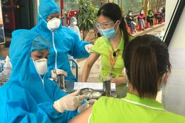 Rà soát, tiêm vaccine Covid-19 cho người lao động quay trở lại làm việc Tết