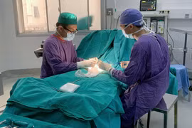 Chú rể vỡ tinh hoàn trong ngày cưới vì nhảy nhót với bạn bè