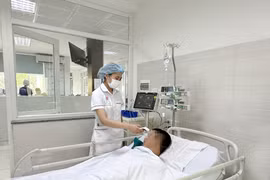 Sốc do nhiễm độc thức ăn, bác sĩ chỉ triệu chứng cần đi viện sớm