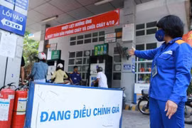 Thường vụ Quốc hội xem xét giảm thuế bảo vệ môi trường với xăng dầu