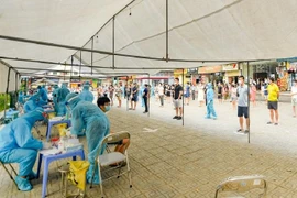 CDC Hà Nội: Nhân viên lấy mẫu "quên" sát khuẩn găng tay, người dân có quyền nhắc nhở