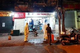 Một người ở phố Lạc Trung làm công chứng viên tại Cầu Giấy mắc Covid-19, 22 F1 âm tính