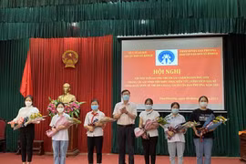 Hà Nội khen thưởng hàng trăm gia đình sinh một bề gái chăm ngoan, học giỏi