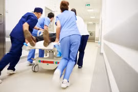 Bị đột quỵ khi đang đi lễ, người đàn ông suýt chết vì được sơ cứu bằng cách chích máu tai