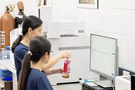 Vụ 5 người ngộ độc rượu: Hàm lượng methanol trong rượu táo mèo vượt ngưỡng trên 40 lần