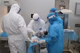 Sản phụ hiếm muộn 11 năm sắp đẻ mắc Covid-19 biến chứng suy hô hấp