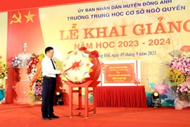 Bí thư Thành ủy Hà Nội Đinh Tiến Dũng đánh trống khai giảng tại trường THCS Ngô Quyền
