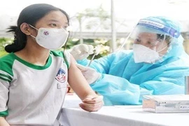Điều chỉnh: Đã tiêm 2 mũi vaccine Pfizer hoặc Moderna có thể tiêm mũi 3 AstraZeneca