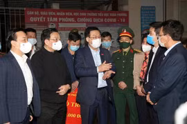 Thường trực Thành ủy Hà Nội kiểm tra đột xuất công tác chống dịch Covid-19 tại Xuân Phương