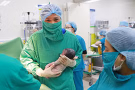 Mổ đẻ thành công cho sản phụ nặng tới 155kg, bị tiền sản giật nặng