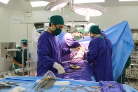 Cấp cứu sản phụ vỡ tử cung sau khi sinh non tại nhà