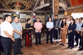 Thường trực Thành ủy Hà Nội khảo sát thực tế tại làng cổ Đường Lâm, di tích Đền Và