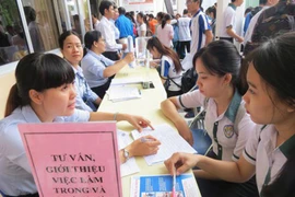 Người bị thu hồi đất được hỗ trợ giải quyết việc làm cả trong nước và nước ngoài